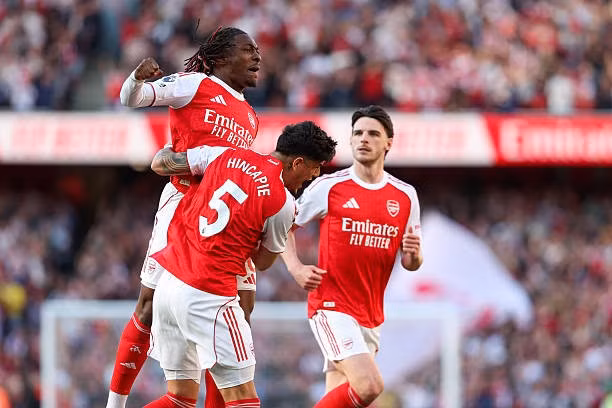 Arsenal ăn mừng bàn thắng vào lưới Newcastle