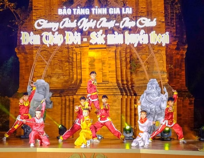 Biểu diễn võ cổ truyền Bình Định tạo điểm nhấn trong chương trình tại tháp Đôi. Ảnh: N.N