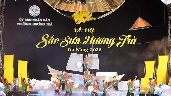 Sự kết hợp tinh tế giữa âm nhạc và thời trang tạo nên một đêm bế mạc đầy cảm xúc.