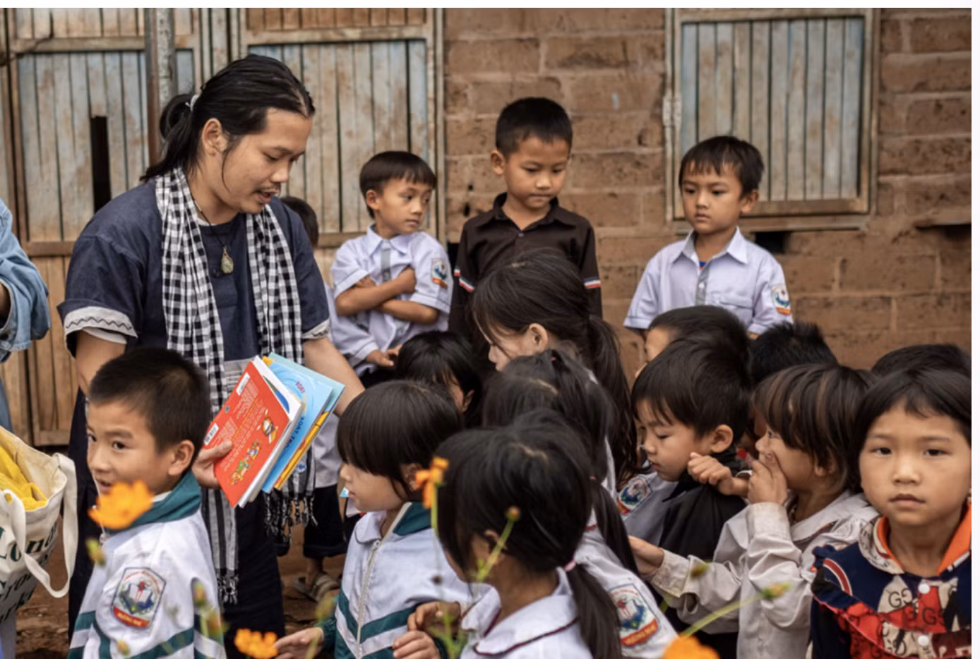 Hình ảnh ghi lại những nỗ lực cải thiện bữa ăn và điều kiện học tập cho trẻ em vùng cao từ dự án Nuôi em.