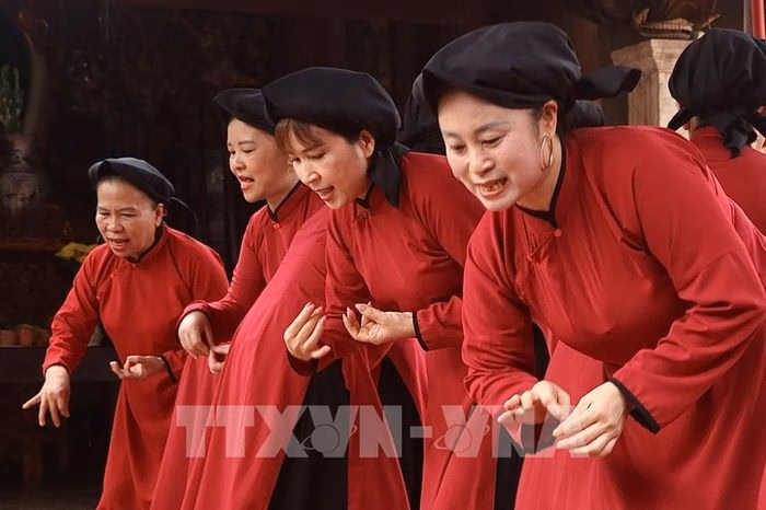 Sự phối hợp nhịp nhàng giữa các đào trẻ tạo nên sức sống mới cho những làn điệu cổ truyền. Ảnh: Phương Thảo/TTXVN