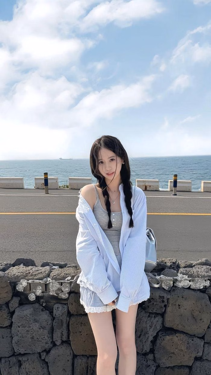 Áo sơ mi oversized phối đồ du lịch