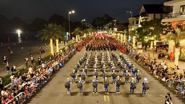 Các đoàn nghệ thuật diễu hành trong Carnaval Hạ Long
