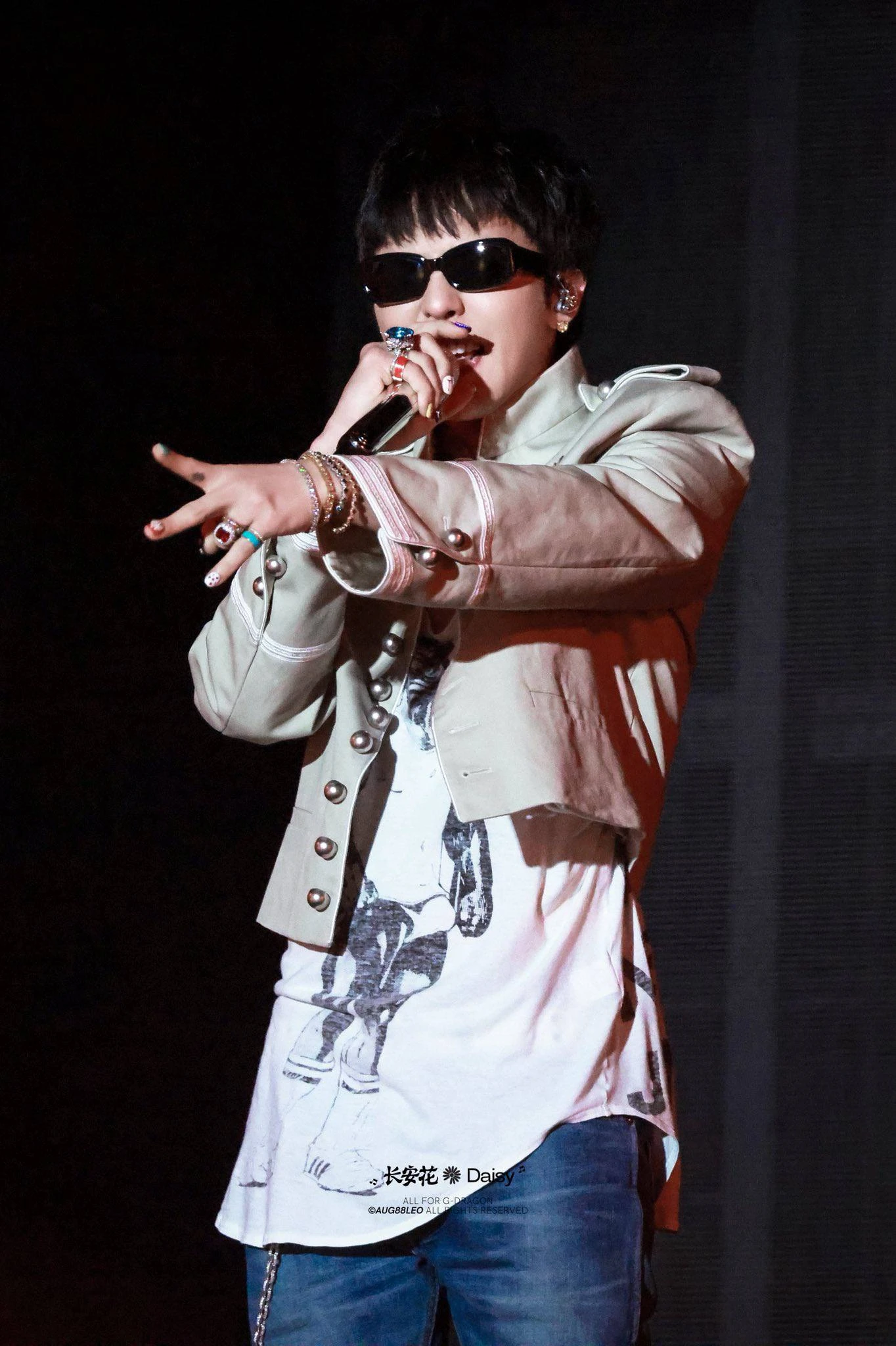 Chi tiết trang phục của G-DRAGON bị khán giả phản ứng