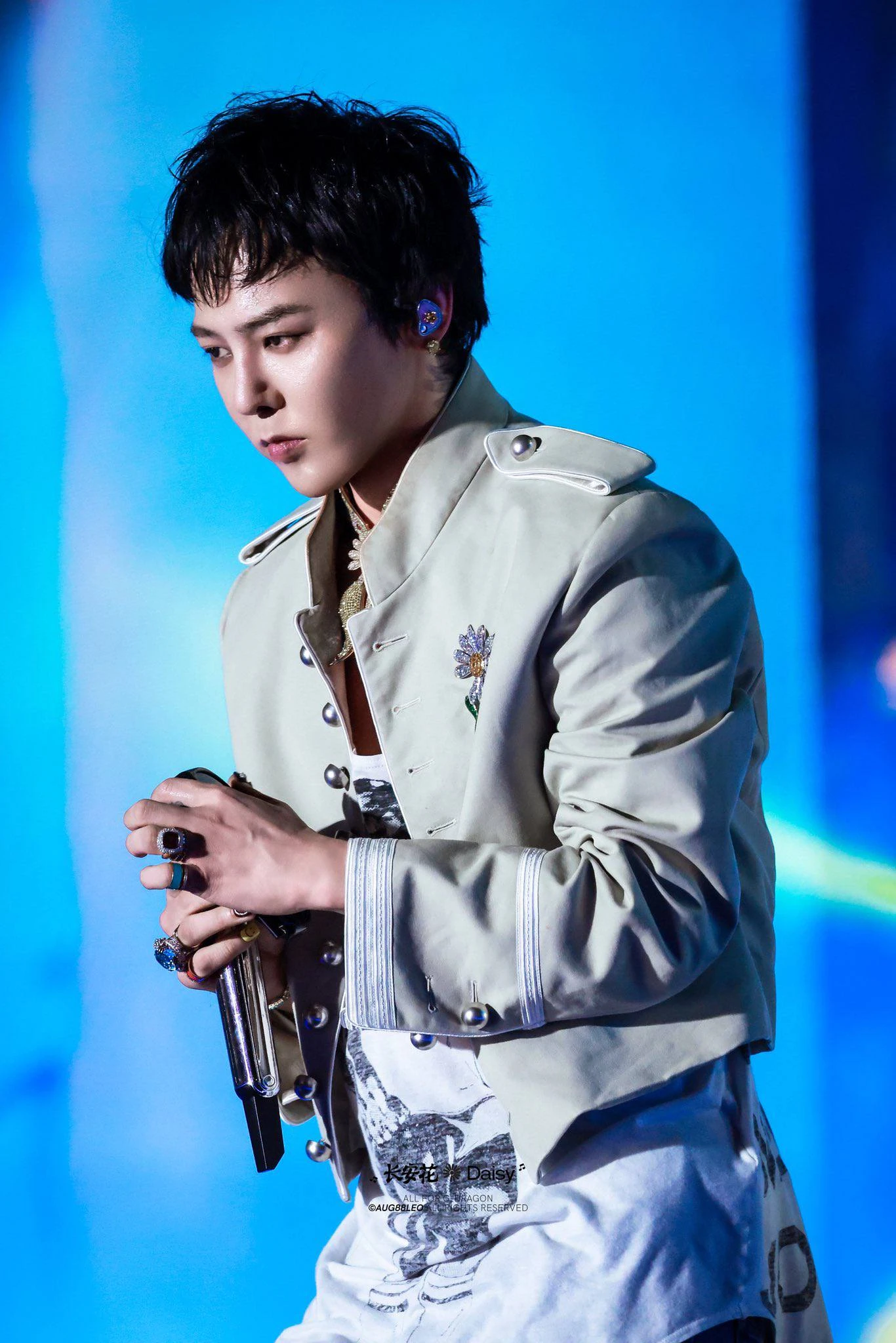 G-DRAGON trong sự kiện K-SPARK Macau gây tranh cãi về trang phục