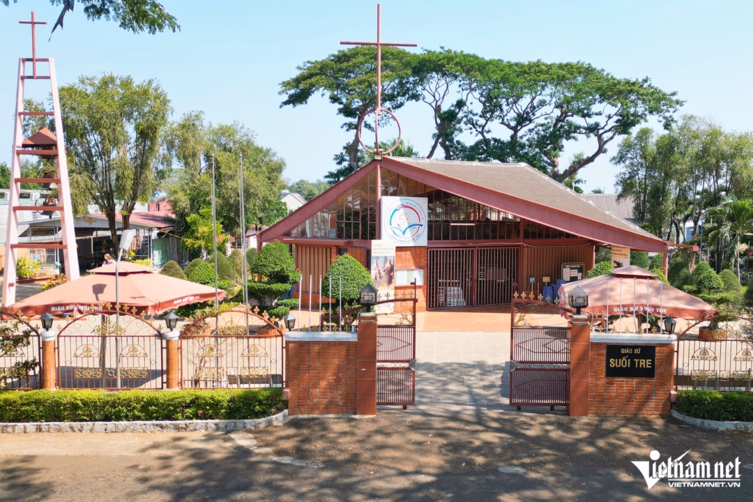 Vẻ đẹp đối xứng và tinh tế của hệ mái 32 lớp, một dấu ấn kiến trúc bền bỉ với thời gian