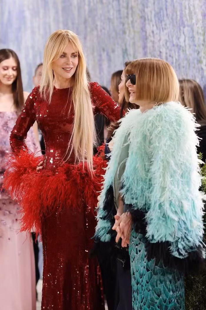Hình ảnh thảm đỏ Met Gala 2026 đầy màu sắc và tranh cãi