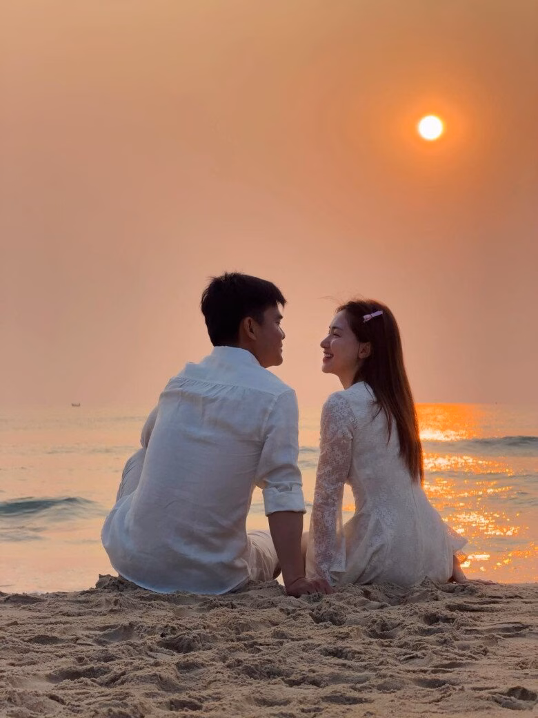 Nhiều người khen ngợi Hòa Minzy mộc mạc khi bán hàng giúp mẹ.
