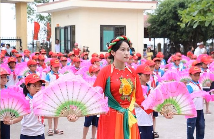 Sự kết hợp giữa giáo viên và học sinh trong các bài múa chèo giúp di sản văn hóa phi vật thể trở nên sống động hơn bao giờ hết.