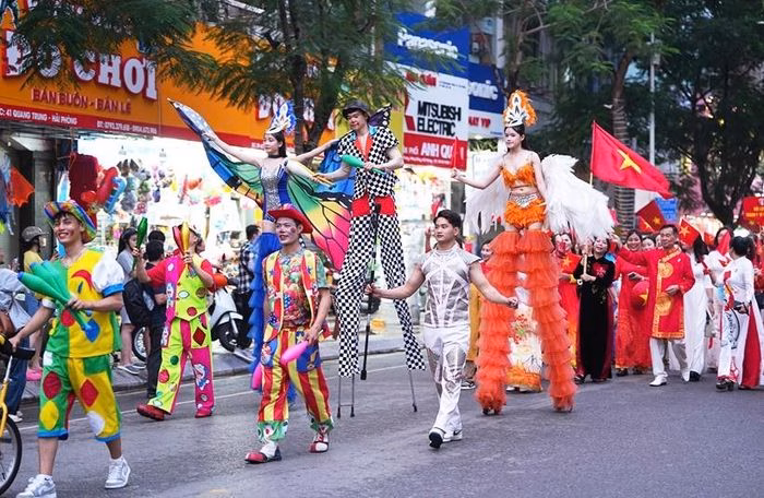 Không gian nghệ thuật tại khu vực dải vườn hoa trung tâm và Nhà hát thành phố luôn thu hút đông đảo du khách.