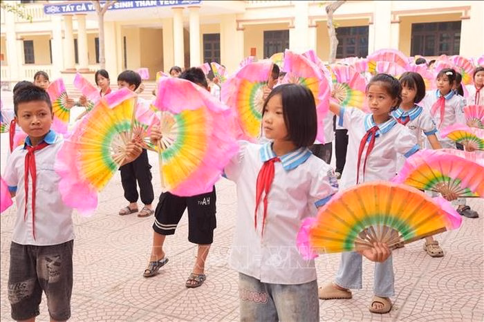 Học sinh trường Tiểu học Bãi Sậy say sưa trong những làn điệu chèo quê hương.