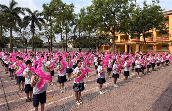 Những bước múa chèo uyển chuyển của học sinh trường Tiểu học Hiến Nam, minh chứng cho sự tiếp nối thế hệ trong nghệ thuật truyền thống.
