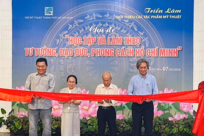 Các đại biểu cắt băng khai mạc triển lãm ngày 1/5