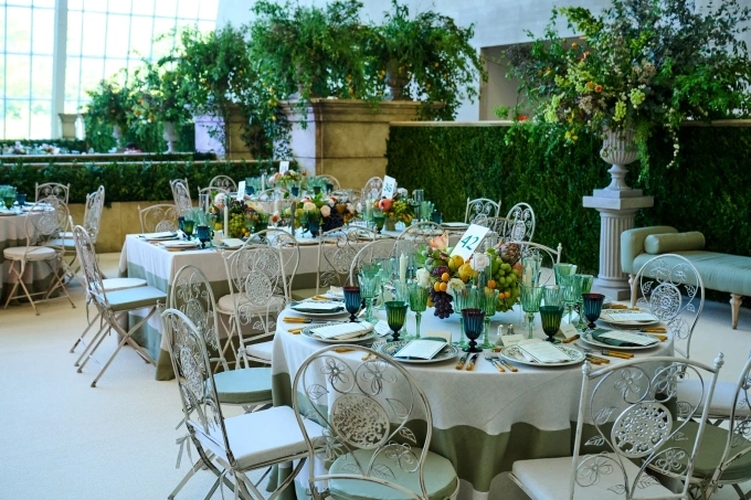 Bàn tiệc tại Met Gala năm nay được thiết kế tỉ mỉ đến từng chi tiết nhỏ nhất.