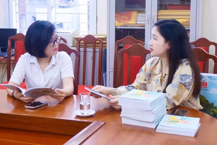 Sự đồng điệu giữa nghệ thuật và giáo dục trong cuộc trao đổi giữa nhà thơ Lữ Mai và Ban Giám hiệu nhà trường.