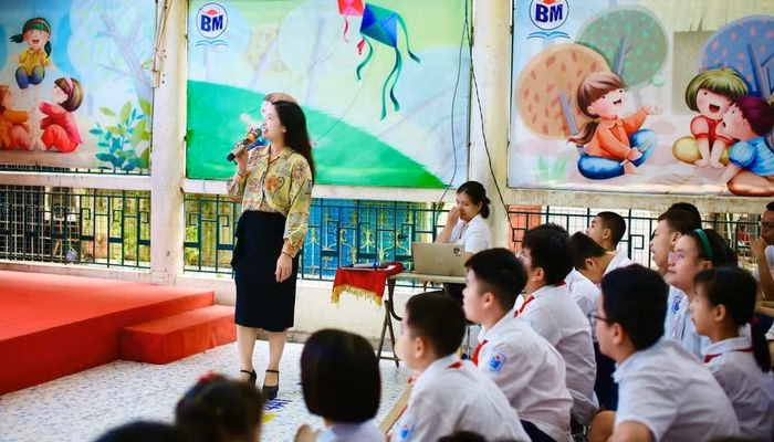 Nhà thơ Lữ Mai trong buổi giao lưu đầy cảm xúc với các em học sinh.