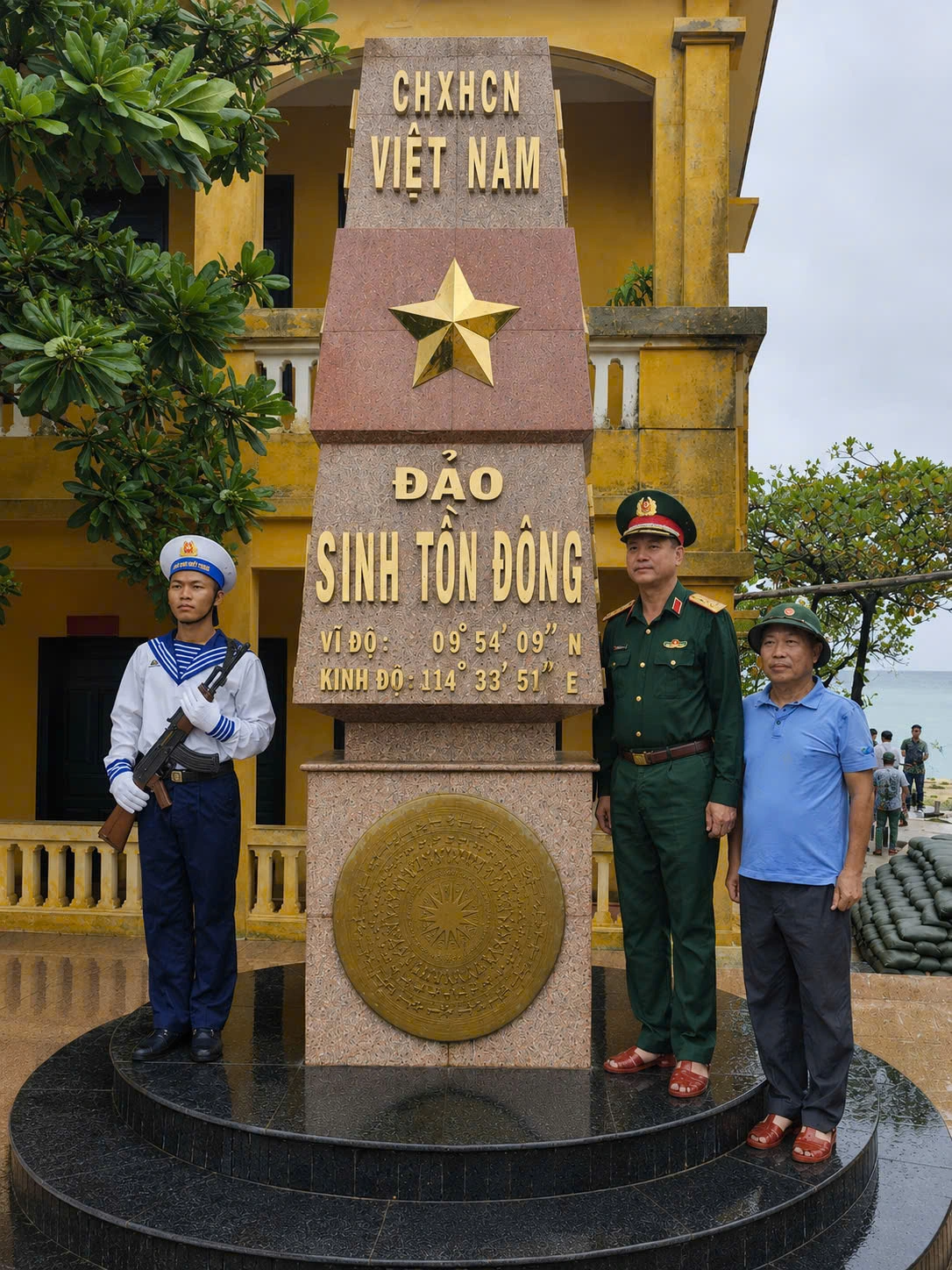 Từ trái qua phải: Người lính hải quân, Thượng tướng Nguyễn Trường Thắng (Thứ trưởng Bộ Quốc phòng) và nhạc sĩ Lê Tự Minh trong chuyến thăm đảo Sinh Tồn Đông, Trường Sa (Ảnh: Nhân vật cung cấp).