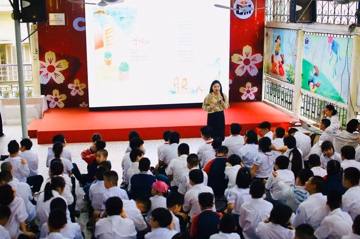 Những cánh tay nhỏ háo hức giơ lên, thể hiện khao khát được chia sẻ và khám phá.