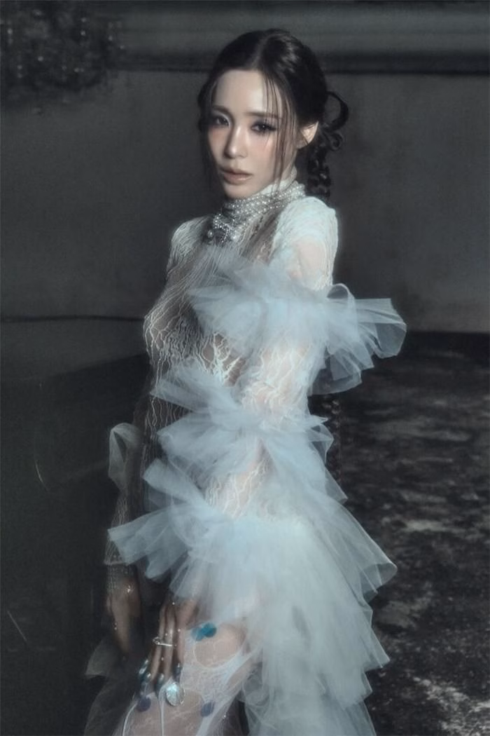 Concept đầy mê hoặc của Tiffany Young cho sản phẩm mới.