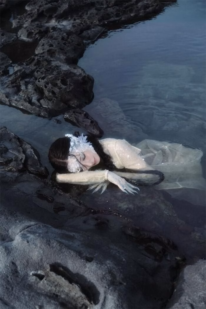 Tiffany Young trong concept mộng mị trên mặt nước