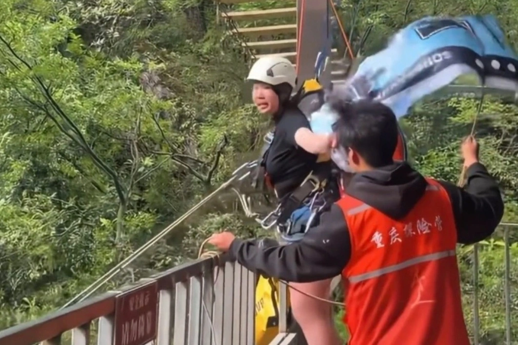 Hình ảnh mô phỏng trò chơi cliff swing đầy mạo hiểm tại các khu du lịch miền núi Trung Quốc (Ảnh: The Standard).