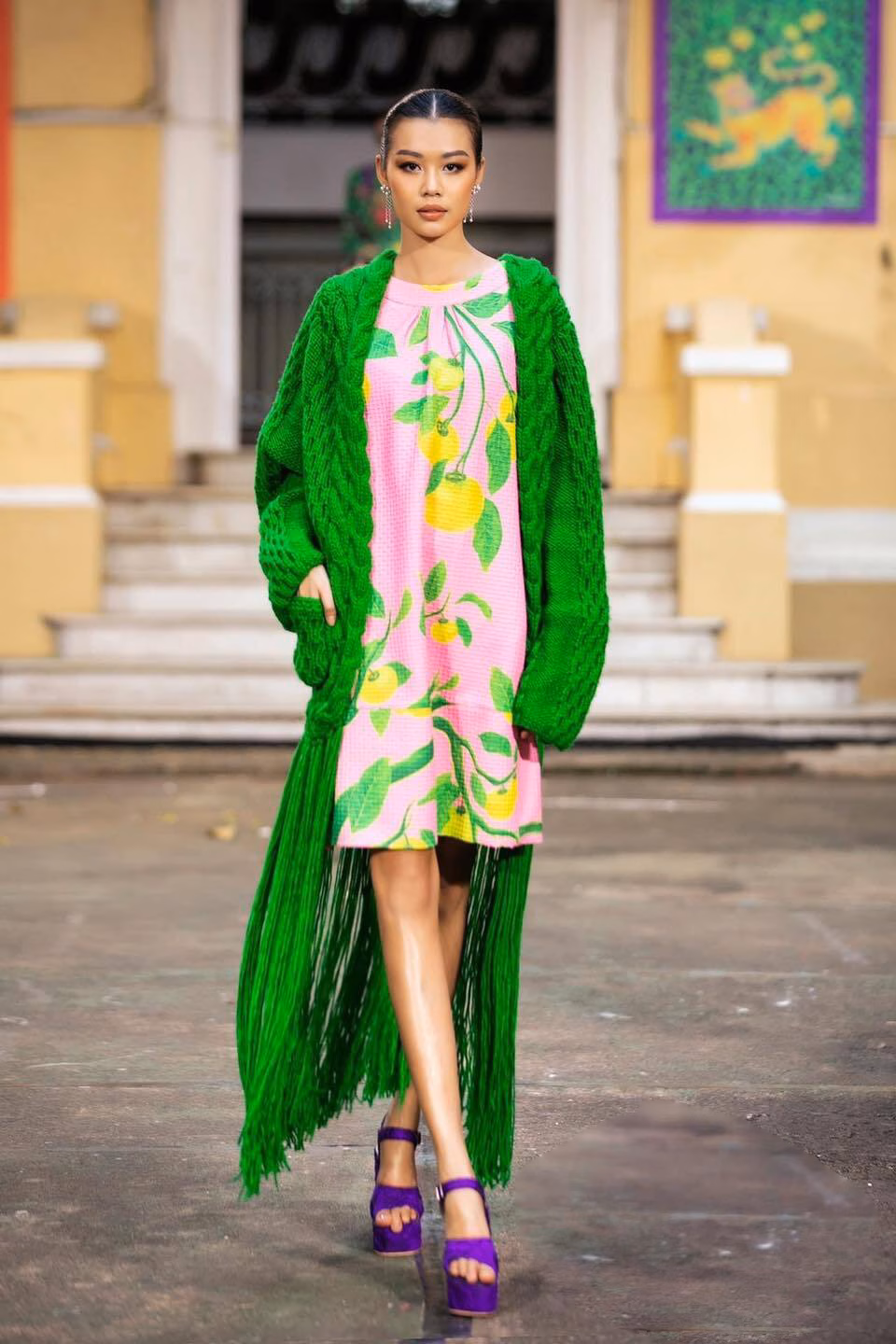 Gần 10 năm kinh nghiệm trong làng mốt giúp cô làm chủ mọi khung hình và bước catwalk.