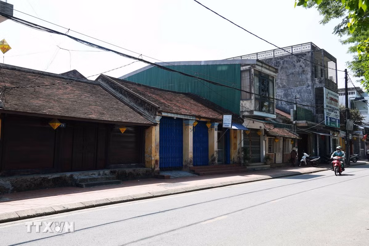 Những mái ngói rêu phong tại phố cổ Gia Hội là minh chứng cho sự vận động của thời gian và ký ức đô thị. (Ảnh: Nguyên Lý/TTXVN)