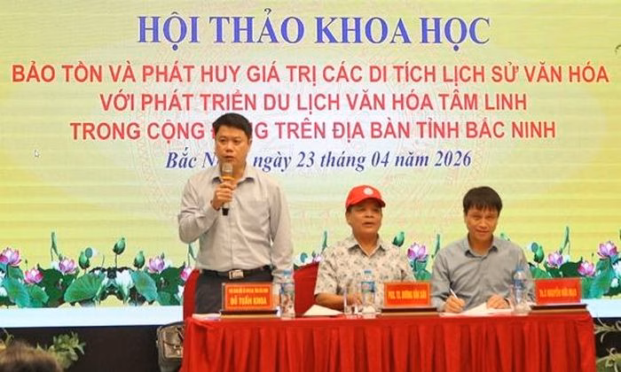 Chủ tọa điều hành hội thảo khoa học.